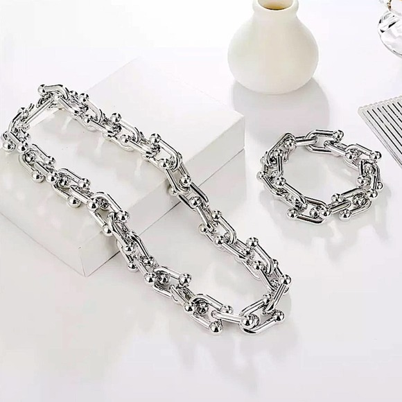 NEW SILVER U SHAPED EXAGGERATED CHUNKY MINIMALIST BRACELET - Picture 2 of 3